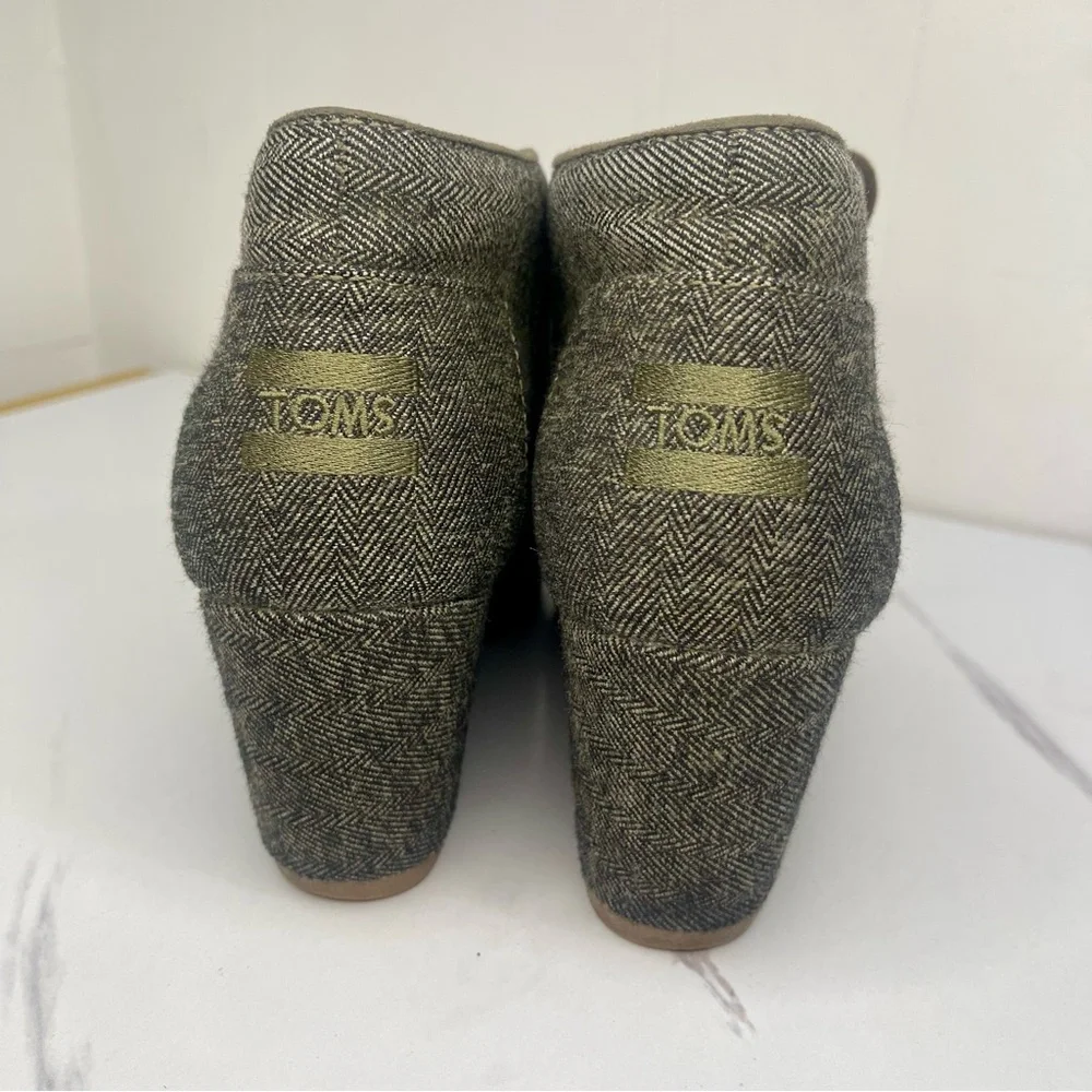 TOMS Booties Size 8 Women's Desert Wedge Lace Up In Olive Herringbone